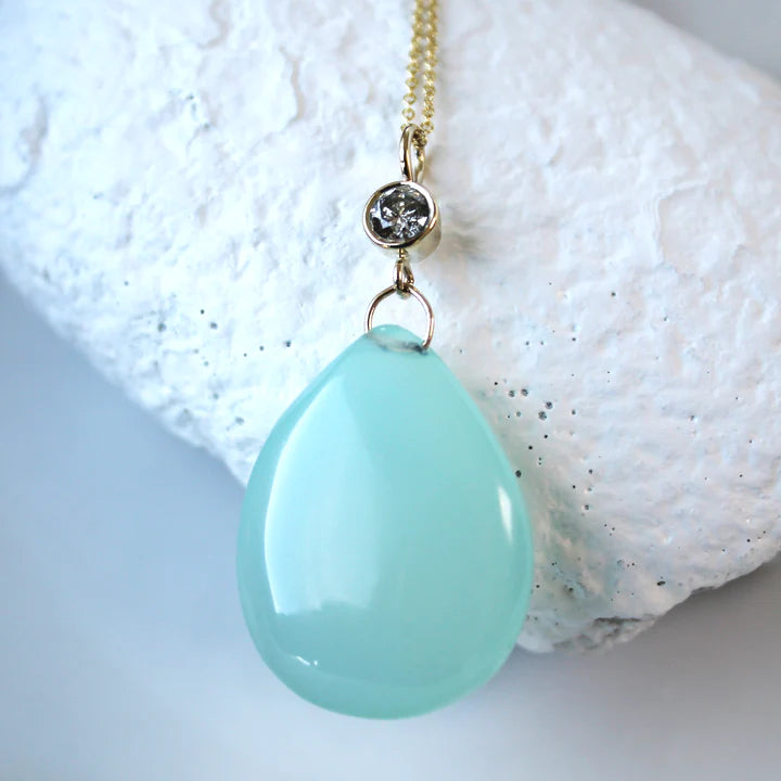 Choosing the Perfect Necklace for a Beach Wedding